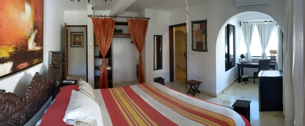 casa om king room with bathtub