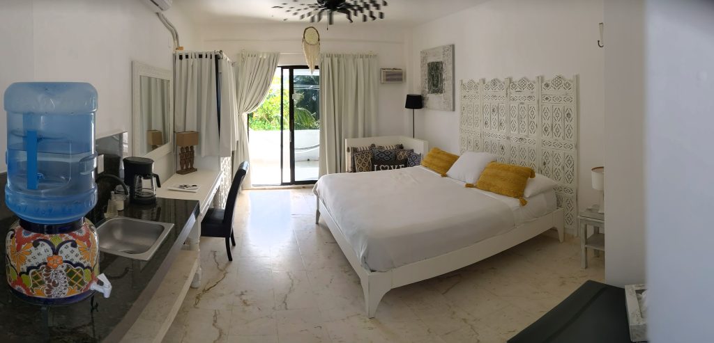 casa om king with private balcony